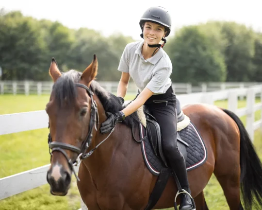 female-horseman-riding-brown-thoroughbred-horse-in-2021-10-07-04-37-00-SLUDH87.jpg